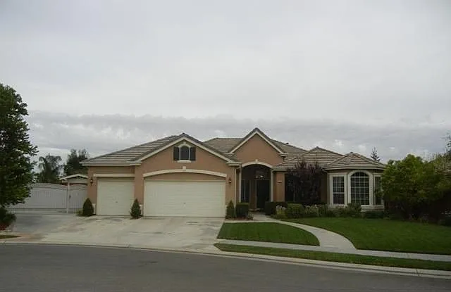 1993 N Ryan Ave photo 1
