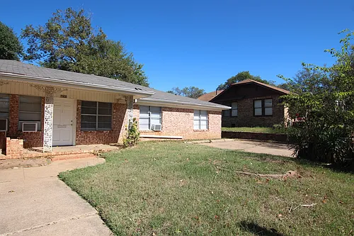 1424 E Houston St Duplex Photo 1
