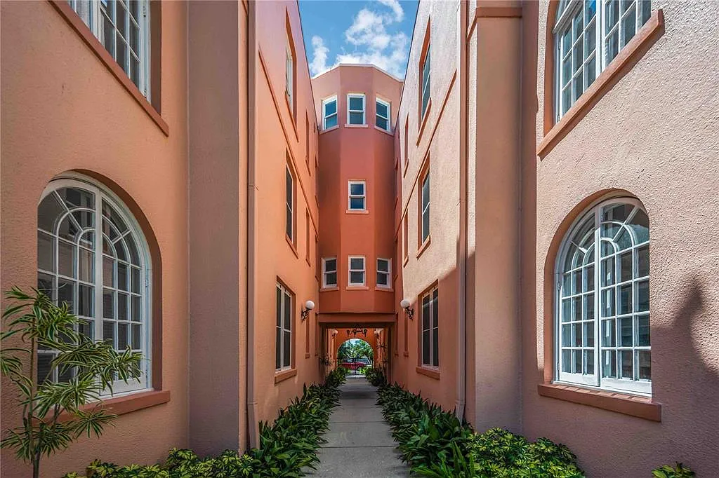 Building Photo - 1221 N Palm Ave #203