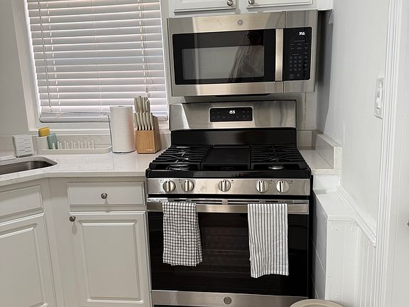 4th image of 821 Barnett St NE APT 1