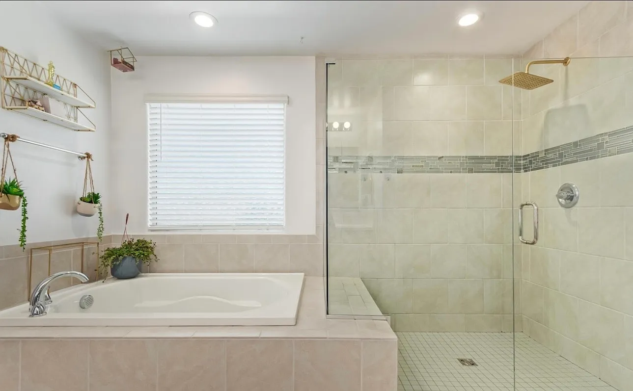 4 bed, 2.5 bath, 3070 sqft, $1,550 — Photo 1