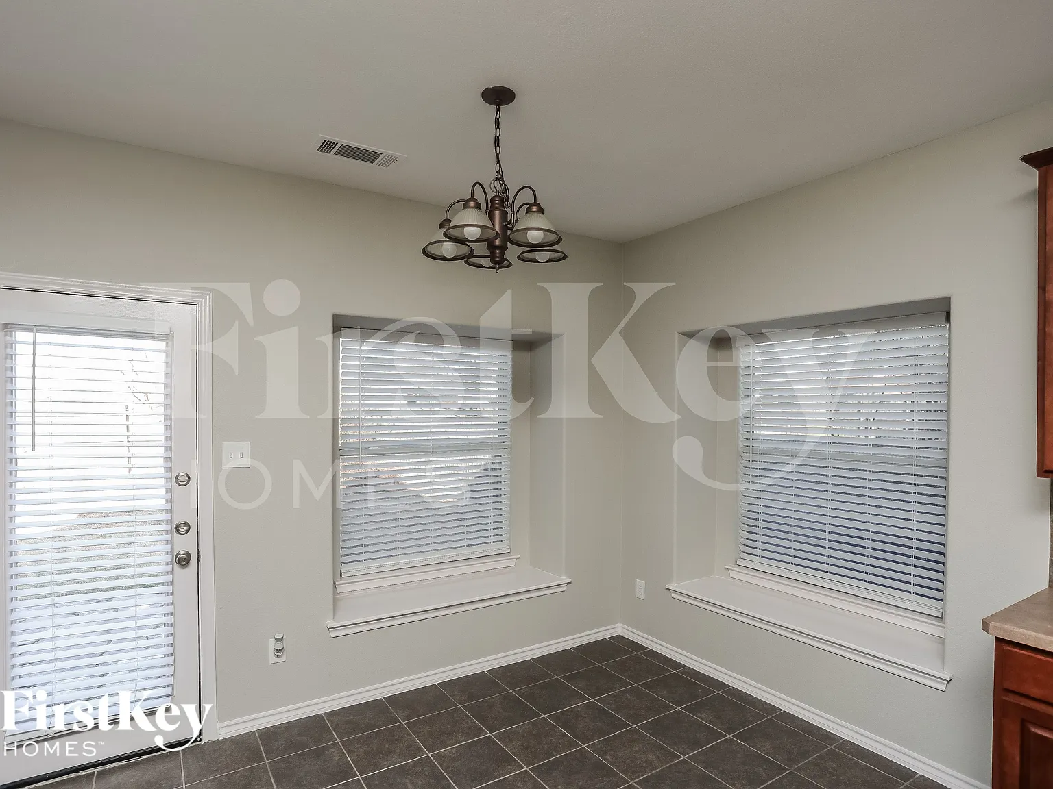 4 bed, 2.5 bath, 2807 sqft, $3,160 — Photo 3