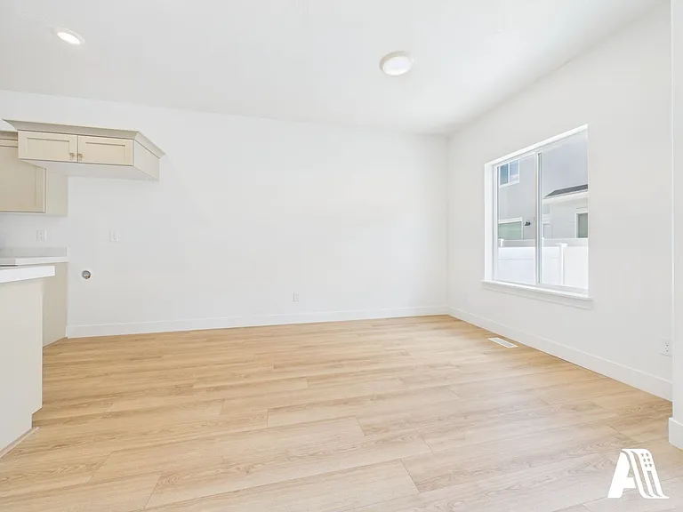 453 E 650 N — Photo 23