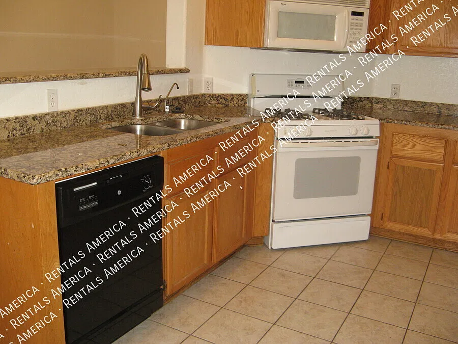 Great 3 Bed 2 Bath in Peoria! — Photo 4