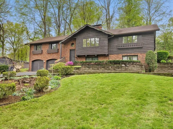 2552 Ridgewood Trl, Berrien Springs, MI 49103