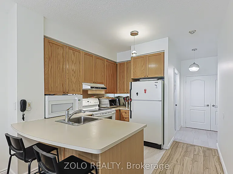 555 Yonge St #804 — Photo 5