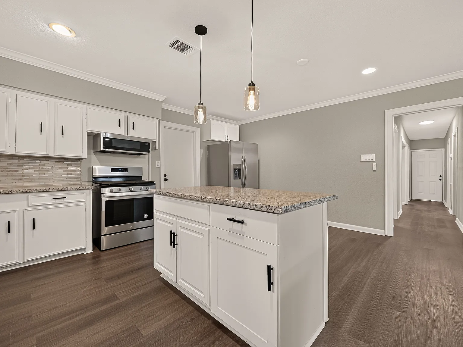 3 bed, 1702 sqft, $1,900 — Photo 2