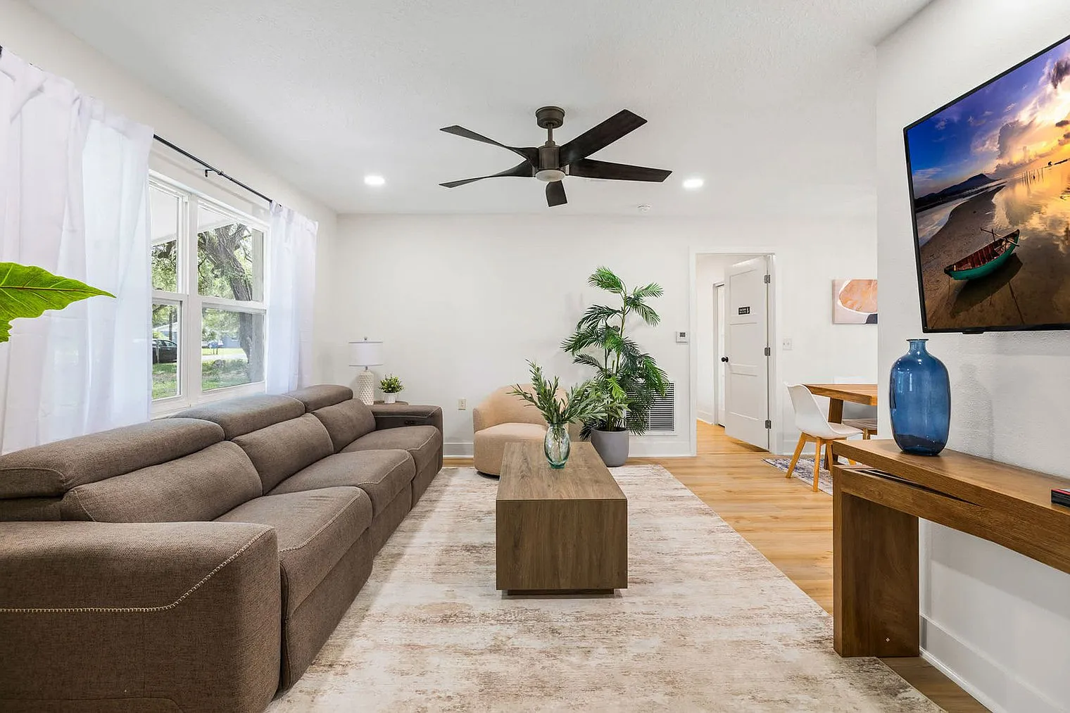 3 bed, 1.0 bath, 1076 sqft, $3,715 — Photo 3