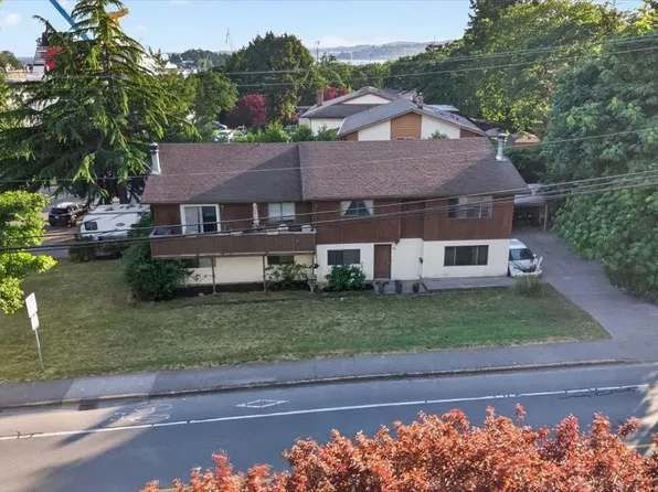 891 Admirals Rd, Esquimalt, BC V9A 2P1