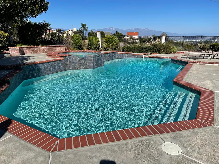 Resort-like pool & heated jacuzzi