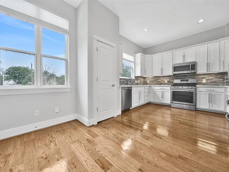 626 E 28th St — Photo 11