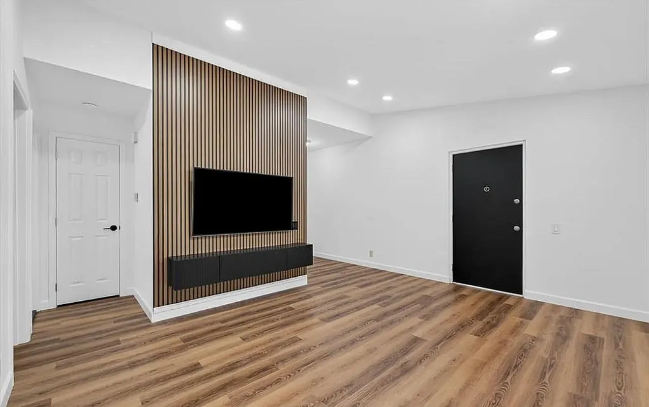 10401 Briarbend Dr — Photo 2