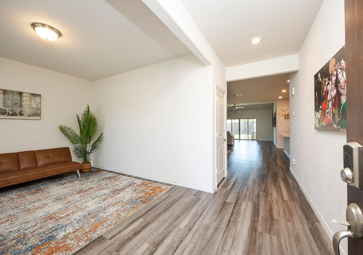 Beautiful two-story home built in 2021, offering 4 bedrooms, 3.5 bathrooms — Photo 4