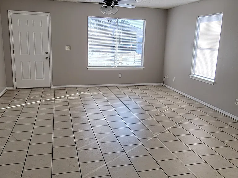 5800 Sara St #B — Photo 2