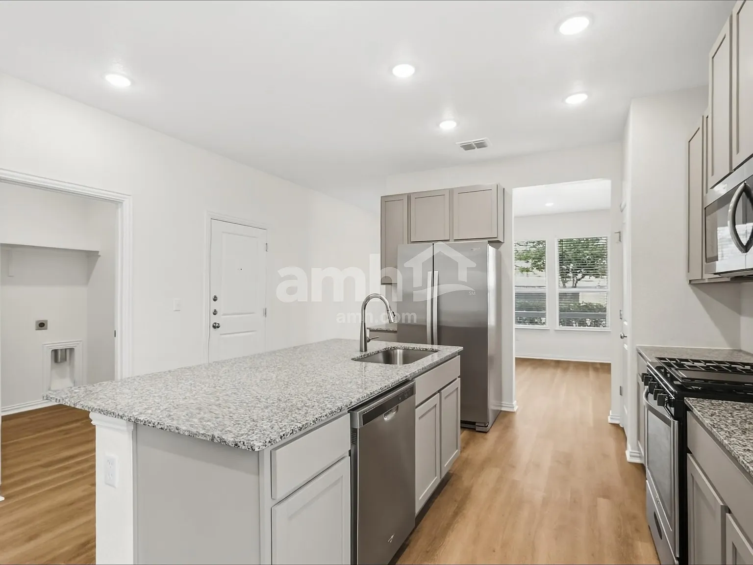3 bed, 2.0 bath, 1446 sqft, $1,770 — Photo 2