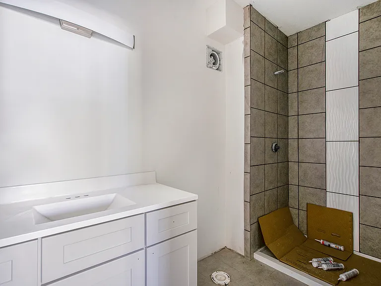 445 Hiscock St — Photo 14