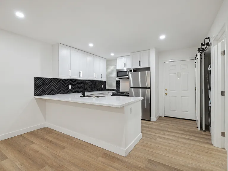 Encino Country Club Apartments — Photo 17
