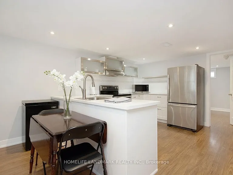 225 Highland Ave E #LOWER — Photo 3