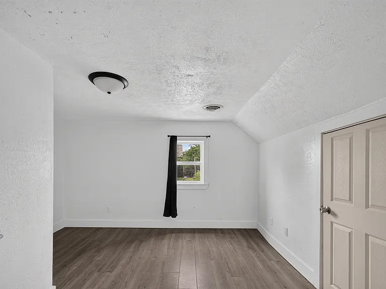 918 Elm St — Photo 6