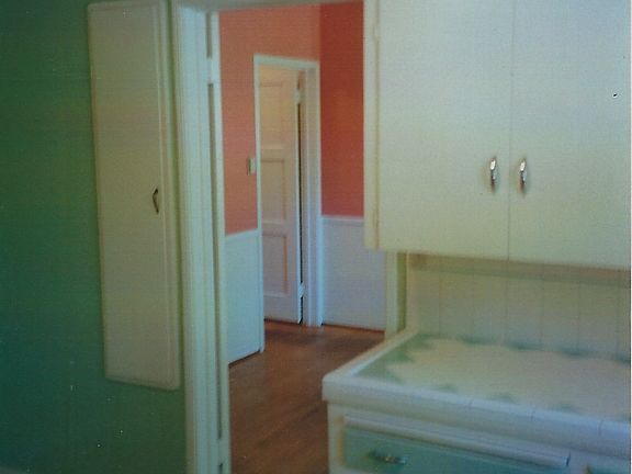 5th image of 933 E Mariposa St