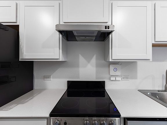 4th image of 1008 Robin Hill Ln