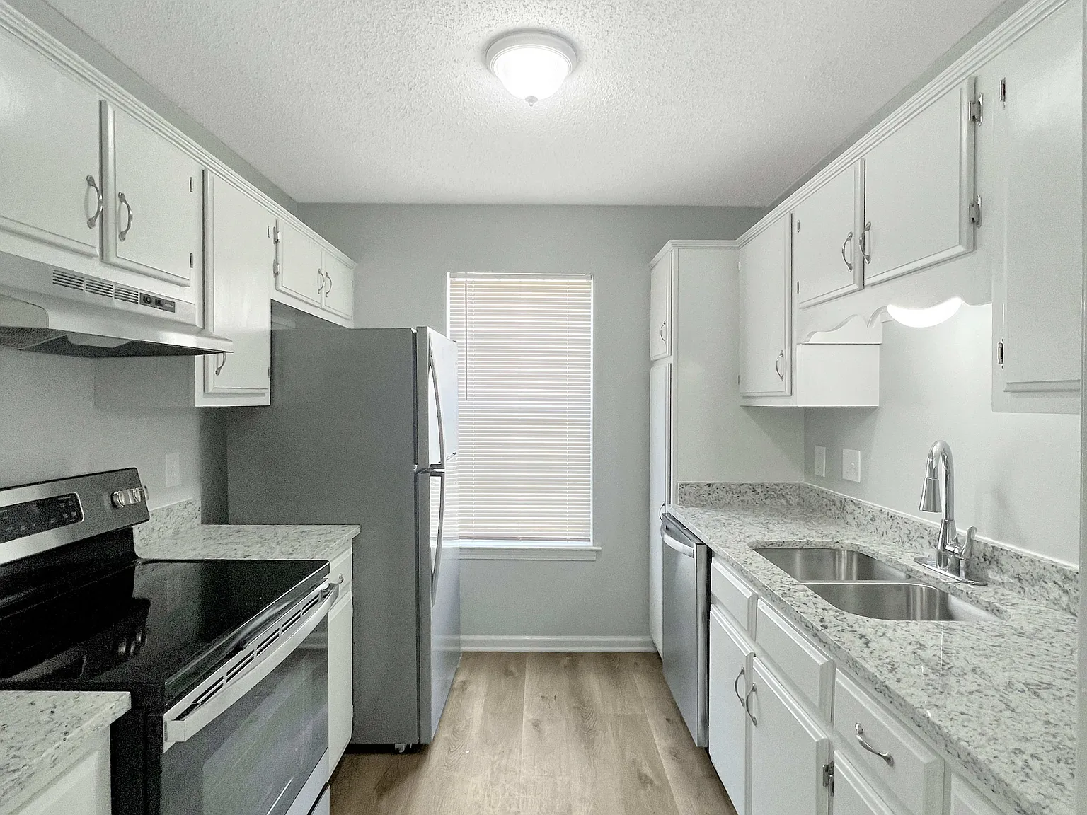 3 bed, 1.0 bath, 1078 sqft, $1,465 — Photo 2