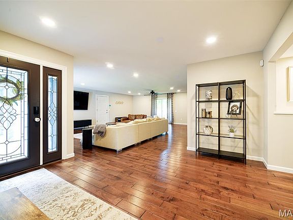 3rd image of 1012 Stuyvesant Ln
