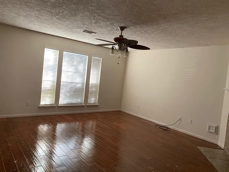 28814 Waltham St — Photo 11