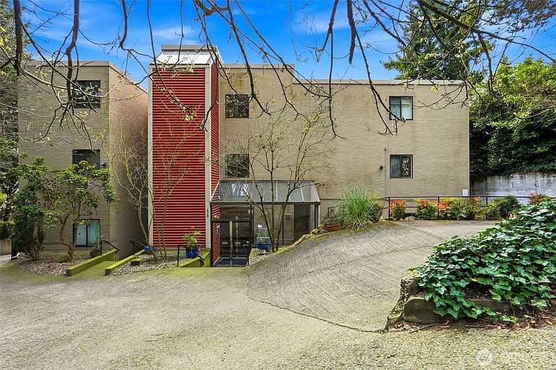 5th image of 620 W Mercer Place #2B