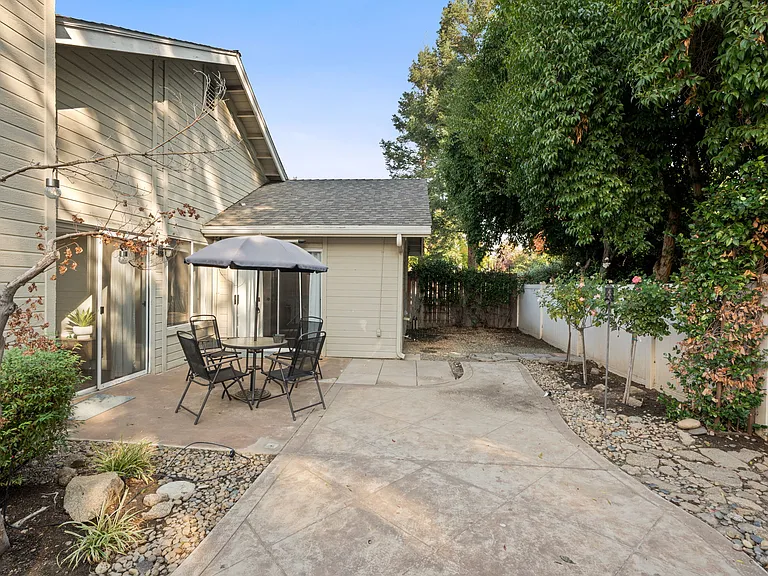 N Woodlawn Dr — Photo 23