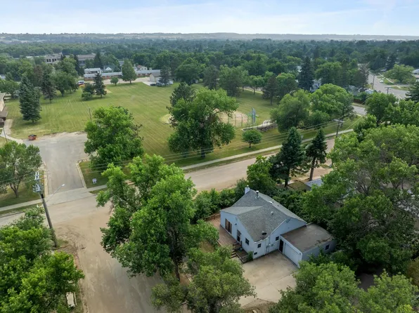 1502 11th Ave NW, Minot, ND 58703