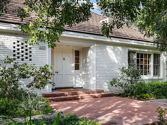 2nd image of 2205 Chaucer Rd