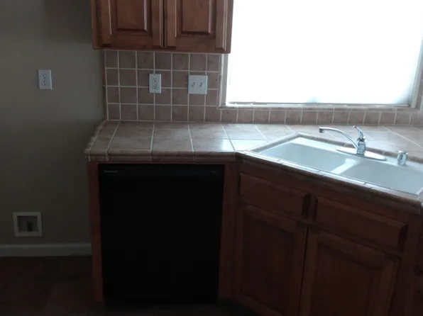 883 W Julia Way, Hanford, CA 93230