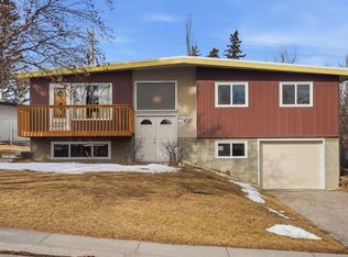808 S 68th Ave NW, Calgary, AB T2K 0N1