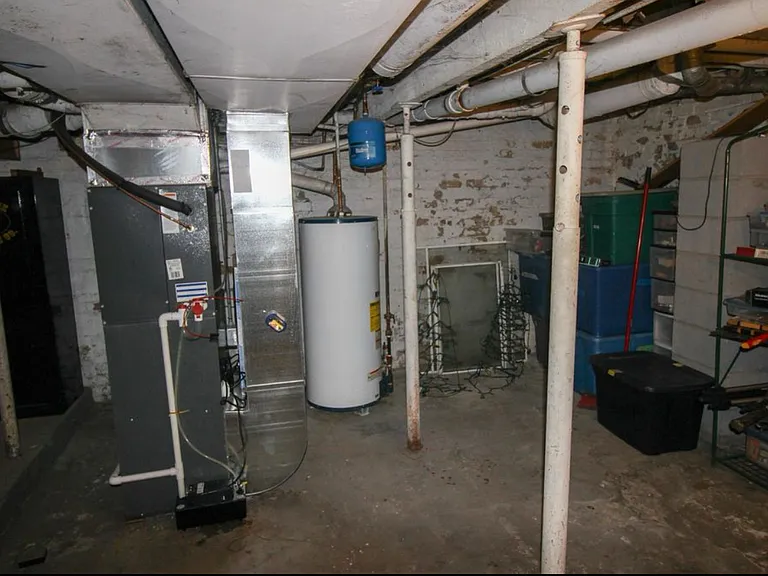 421 E Broadway St — Photo 5