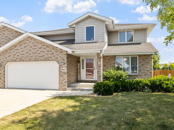 1932 Taller Rd, Morris, IL 60450