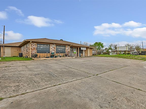 3rd image of 827 Casey St