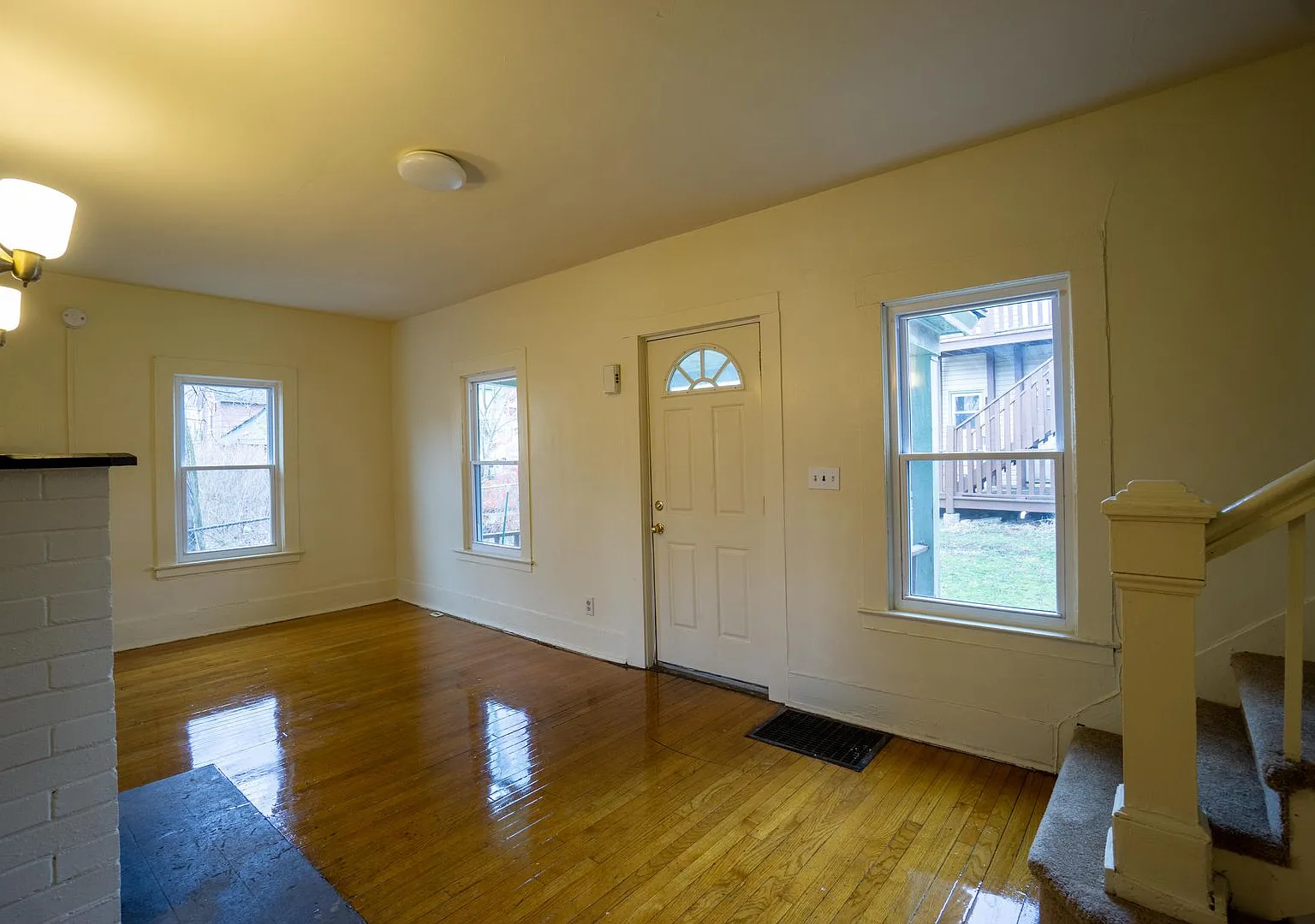 120.5 Dell St - Available 6/1/27 - House For Rent Near Shops And Eateries — Photo 3