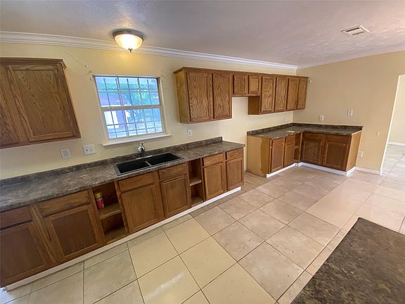 5th image of 1195 Gunter St