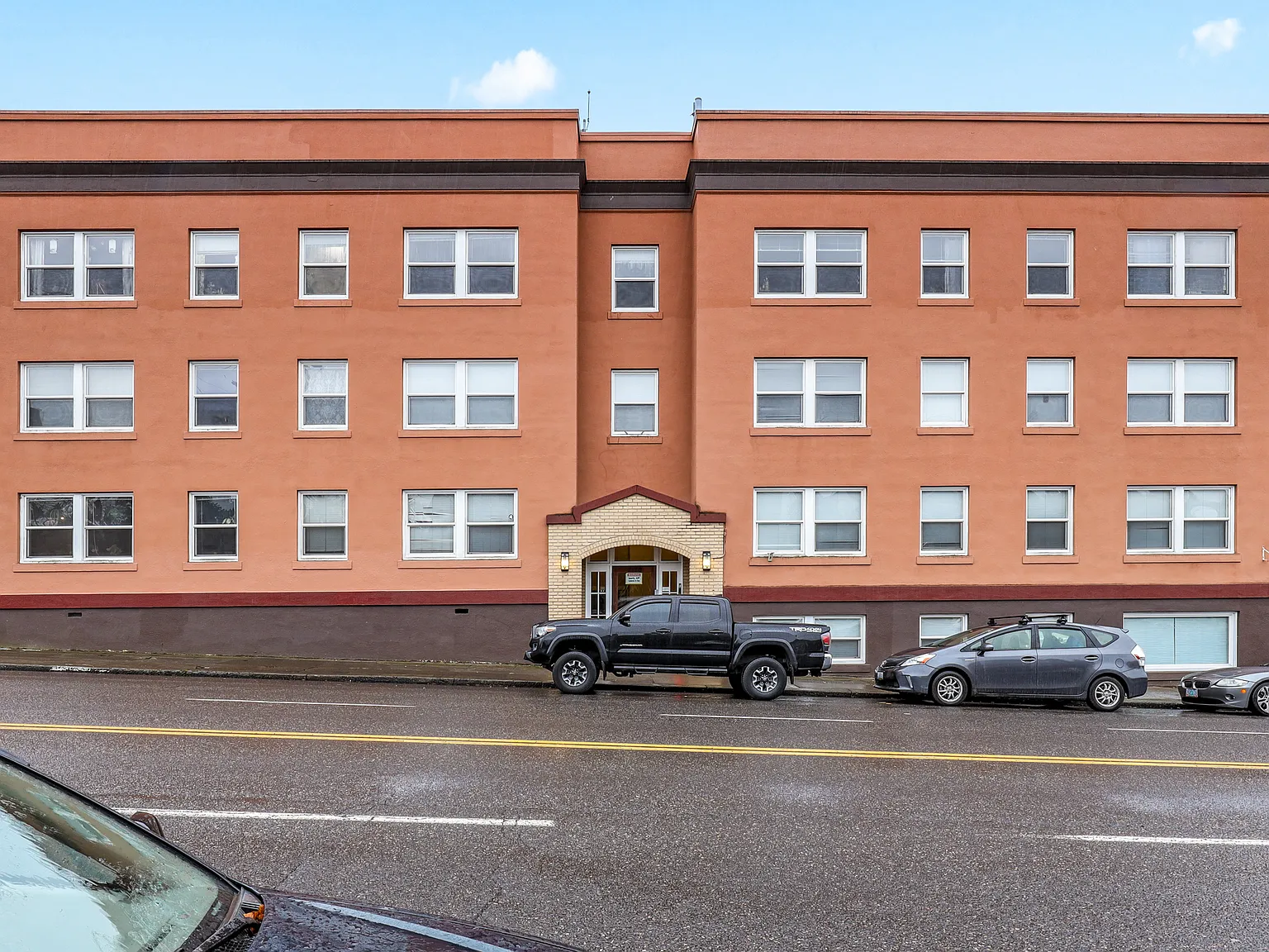 2128 SE Hawthorne Blvd - Caldwell Apartments — Photo 2