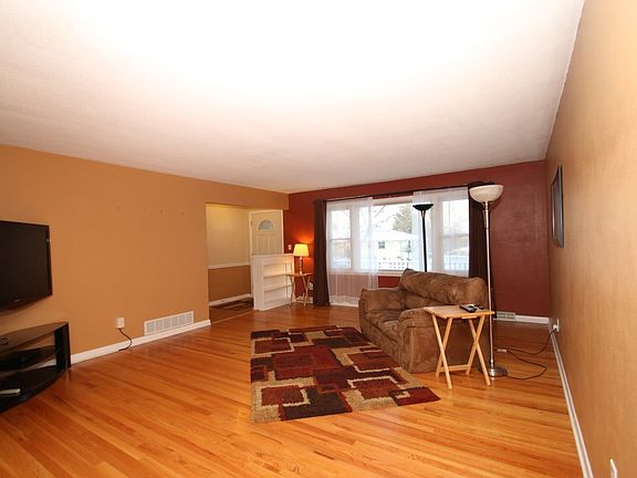 4th image of 803 Tamarack Ln