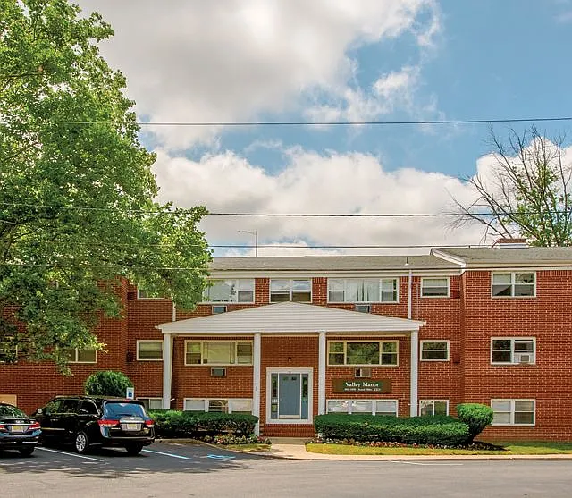 Valley Manor Apartments — Photo 3