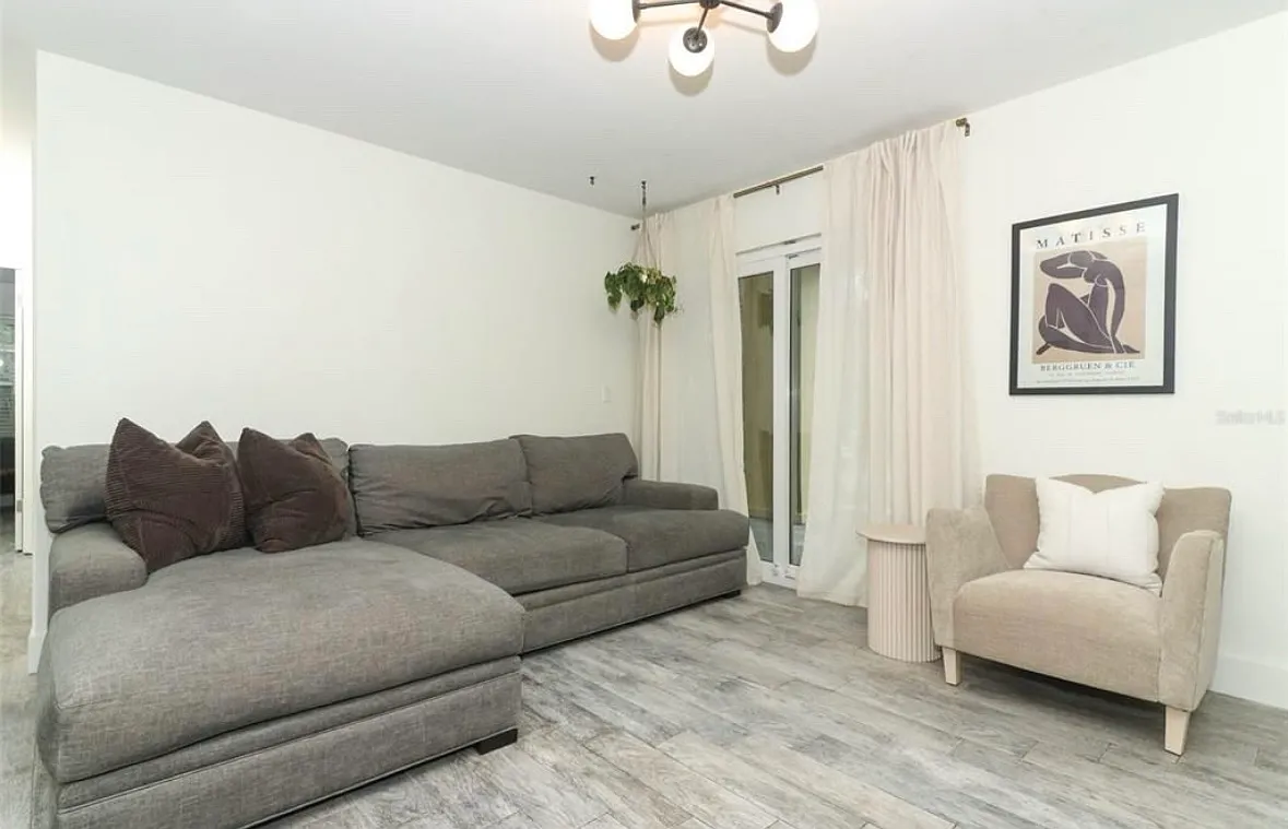 3 bed, 1100 sqft, $2,300 — Photo 4
