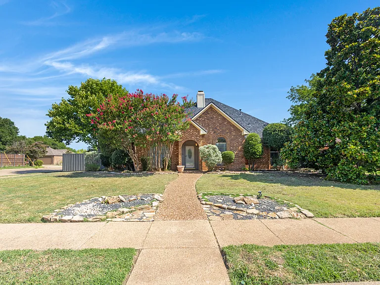 901 Green Brook Dr — Photo 2