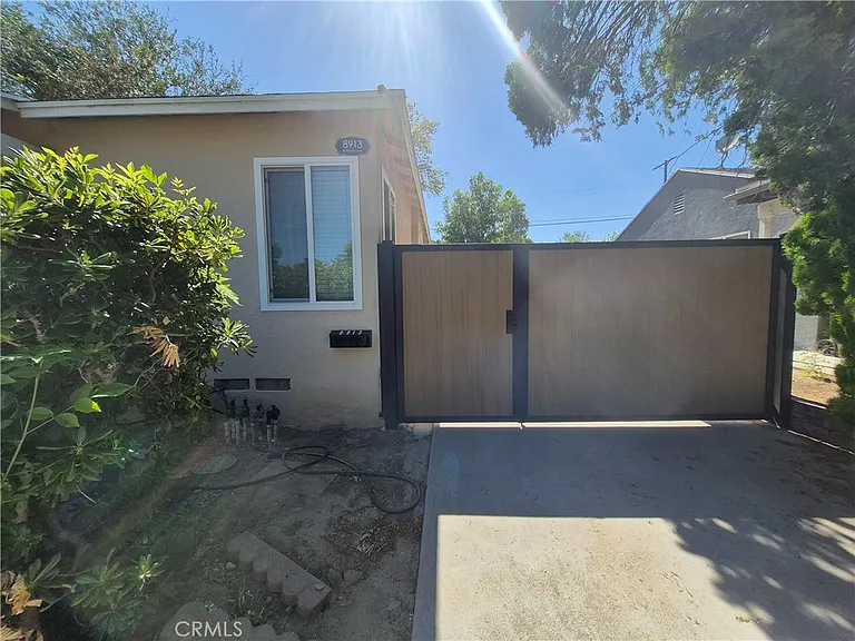 8913 Rathburn Ave — Photo 3
