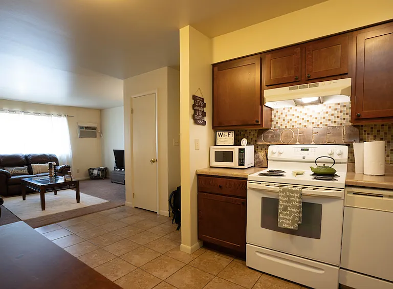 949 E Joliet St #7 — Photo 4