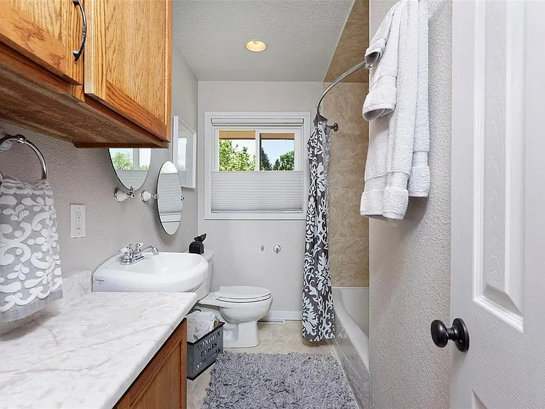 Guest Bath upstairs