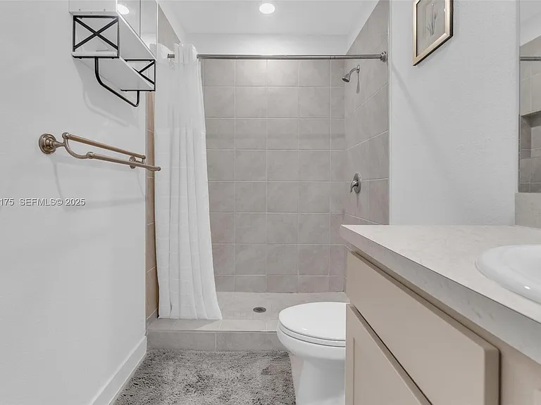 504 NE 1st Dr #504 — Photo 36