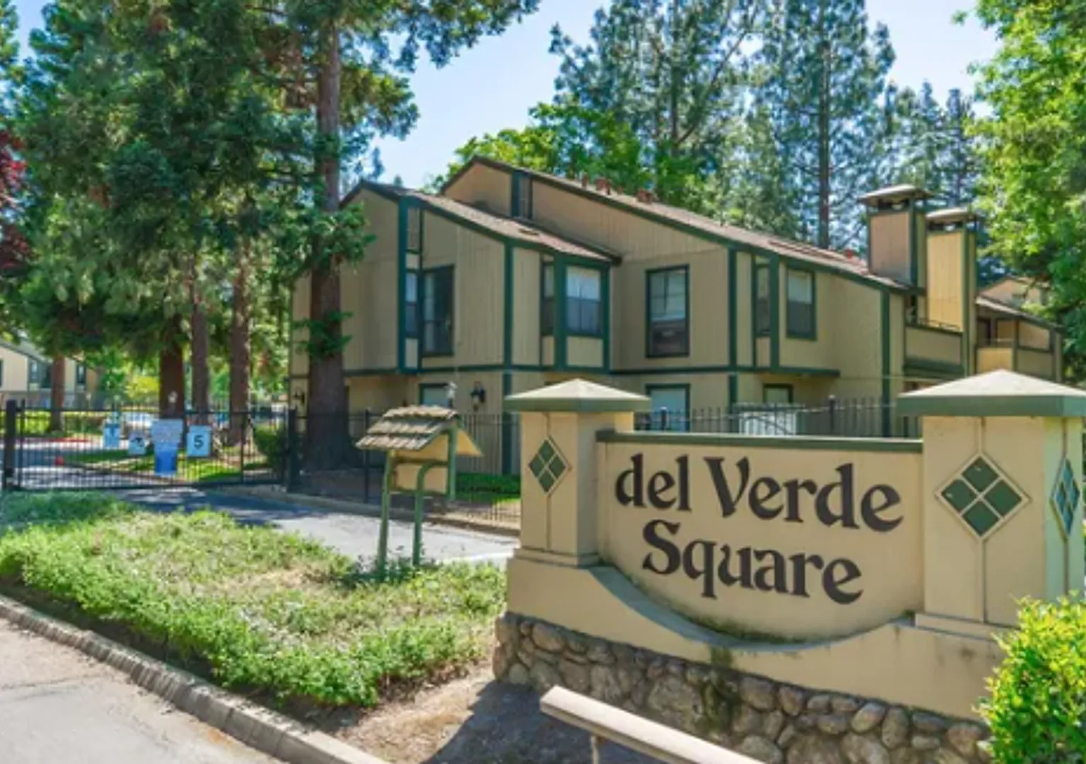 Beautifully updated 956 sq. ft. condo In HOA, featuring 2 bedrooms and 1 bathroom — Photo 1