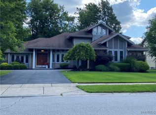 17 Prestonwood Ln, East Amherst, NY 14051